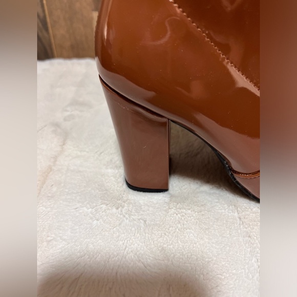 Wild Pair  Womens Becci Cognac Patent Zipper Booties Shoes 5M - Picture 2 of 6